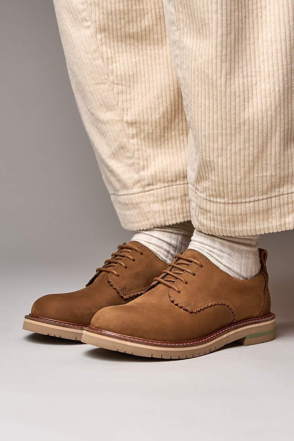 Moshulu Moshulu Women's 'Rafflesia' Scalloped-edge leather Derbys in Tan