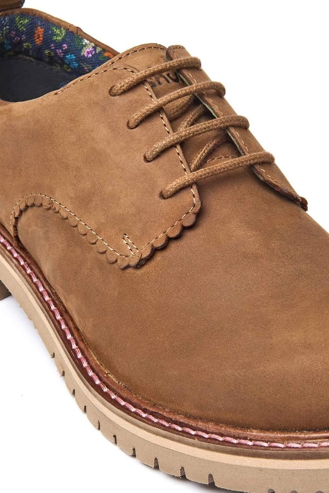 Moshulu Moshulu Women's 'Rafflesia' Scalloped-edge leather Derbys in Tan - 3