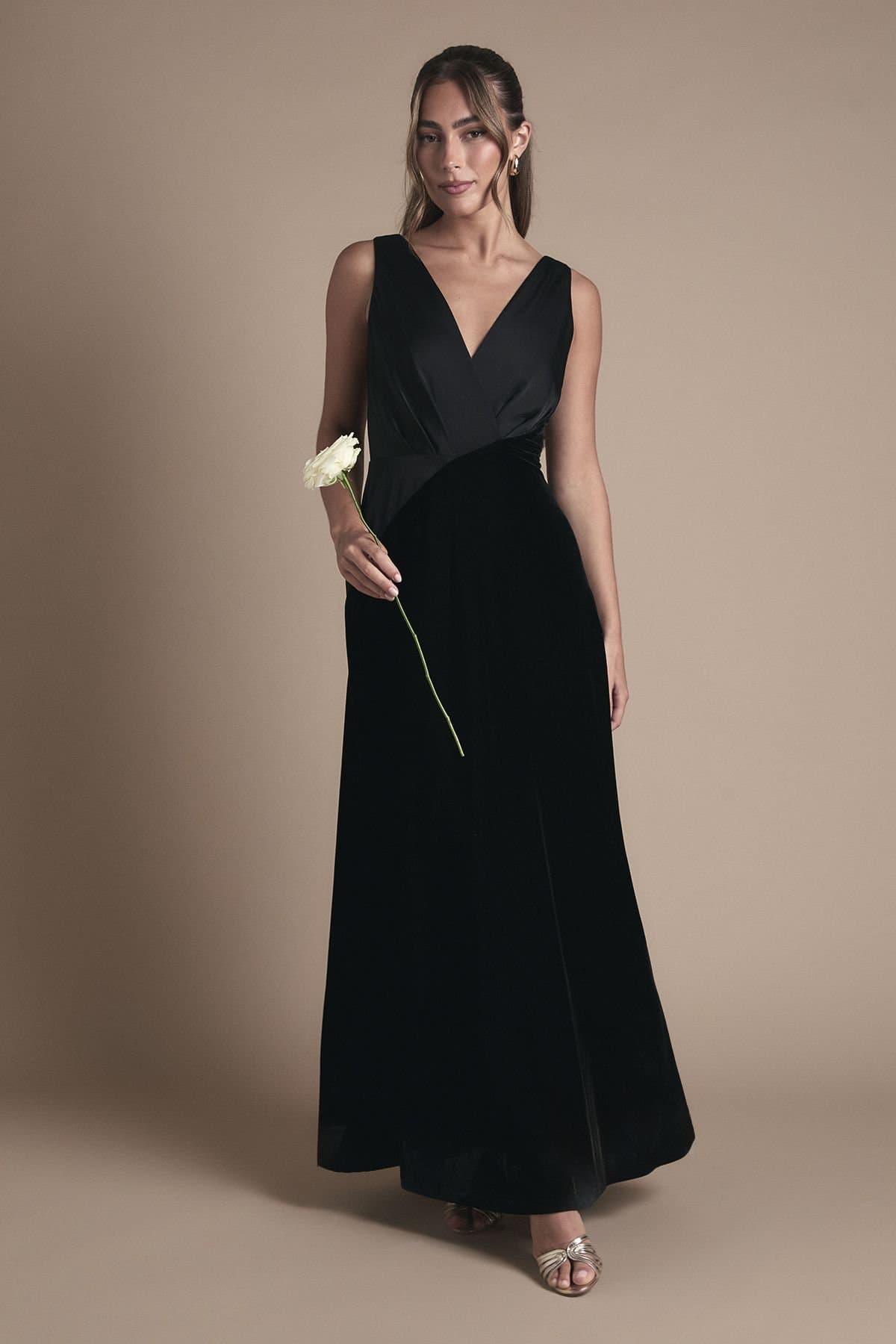 Coast Coast Women's Velvet Contrast V Neck Full Skirt Maxi Bridesmaid Dress in Black