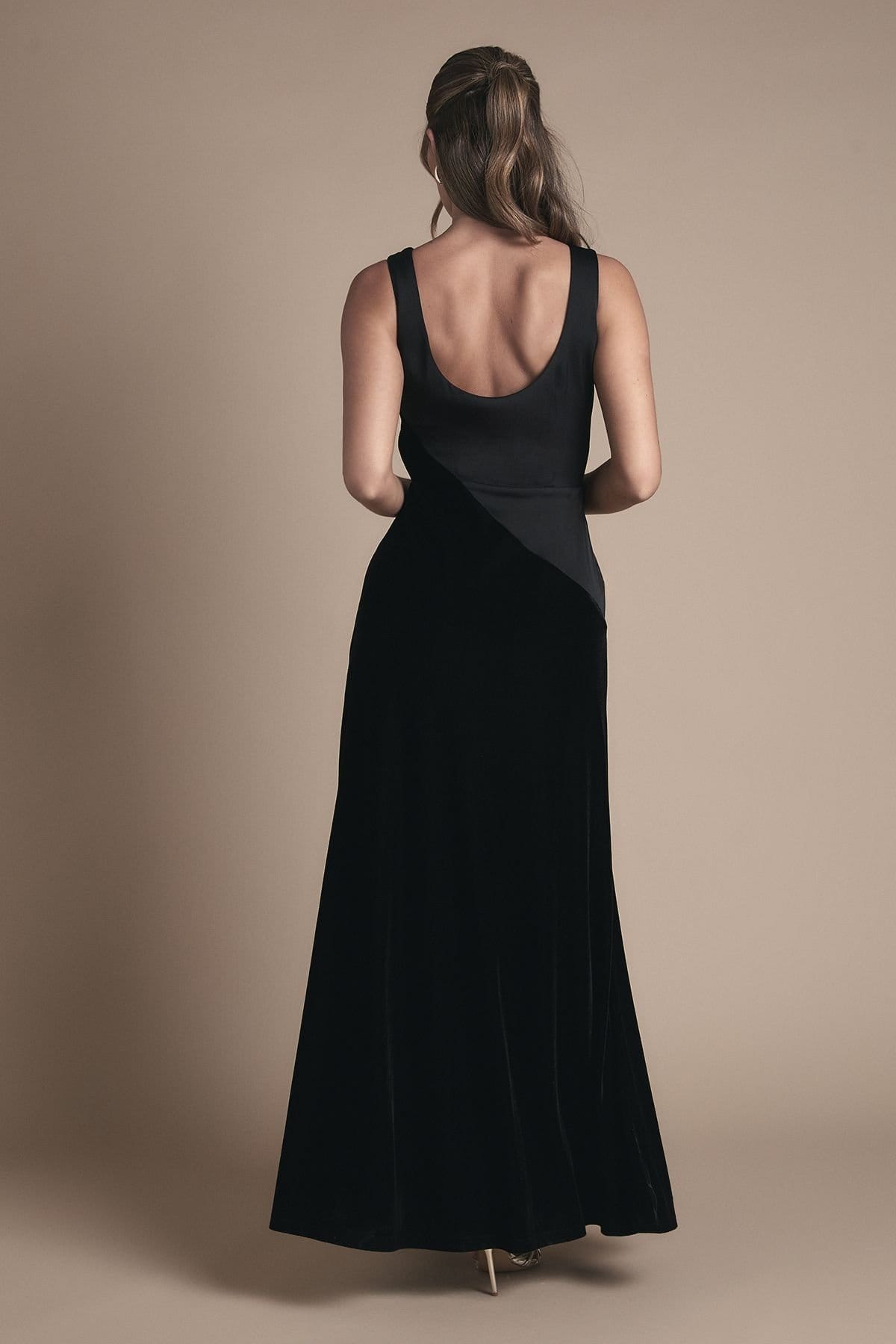 Coast Coast Women's Velvet Contrast V Neck Full Skirt Maxi Bridesmaid Dress in Black - 4