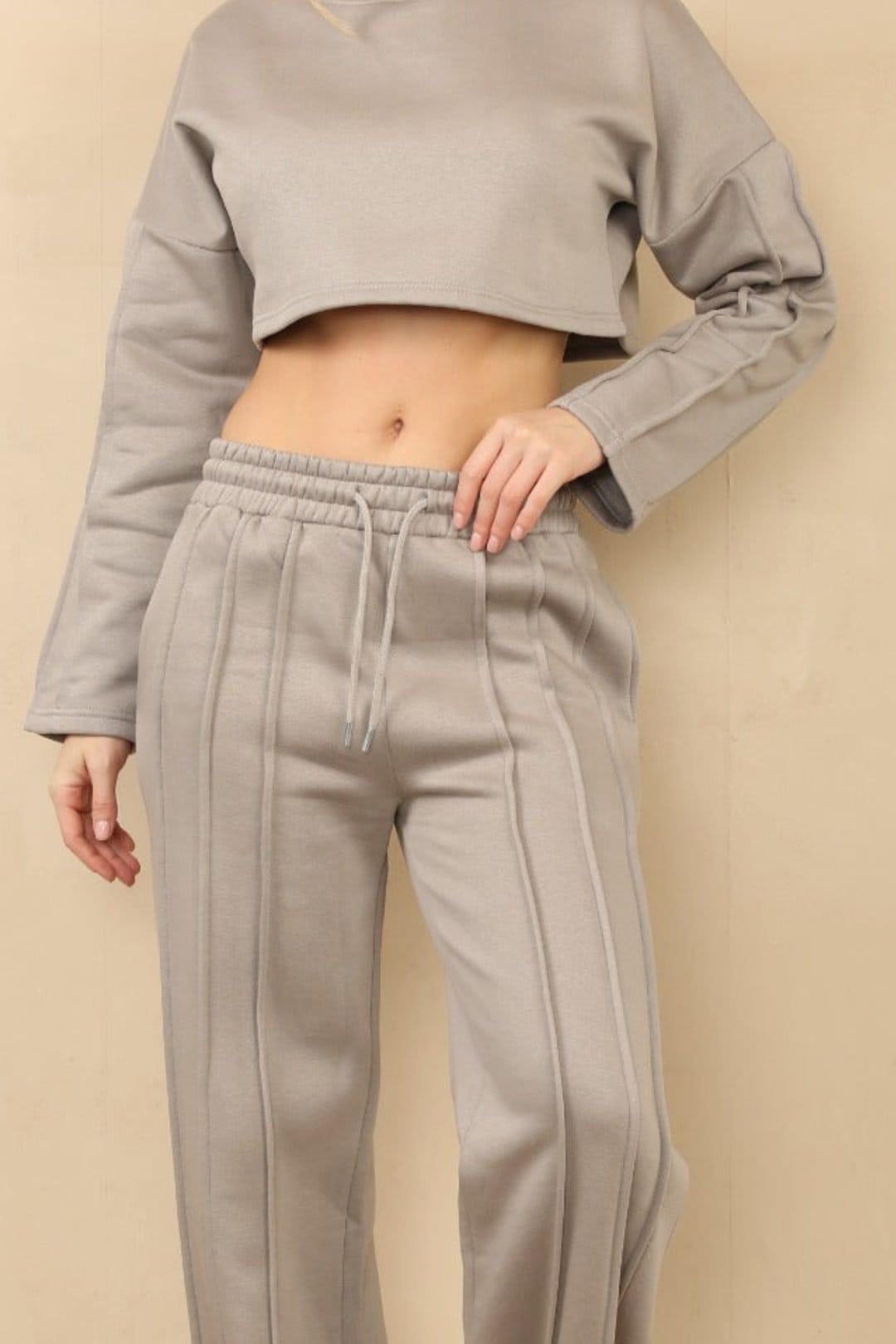 STYLEWISE STYLEWISE Women's Seam Detail Oversized Crop Top & Joggers Fleece Co-ord in Light Grey - 4