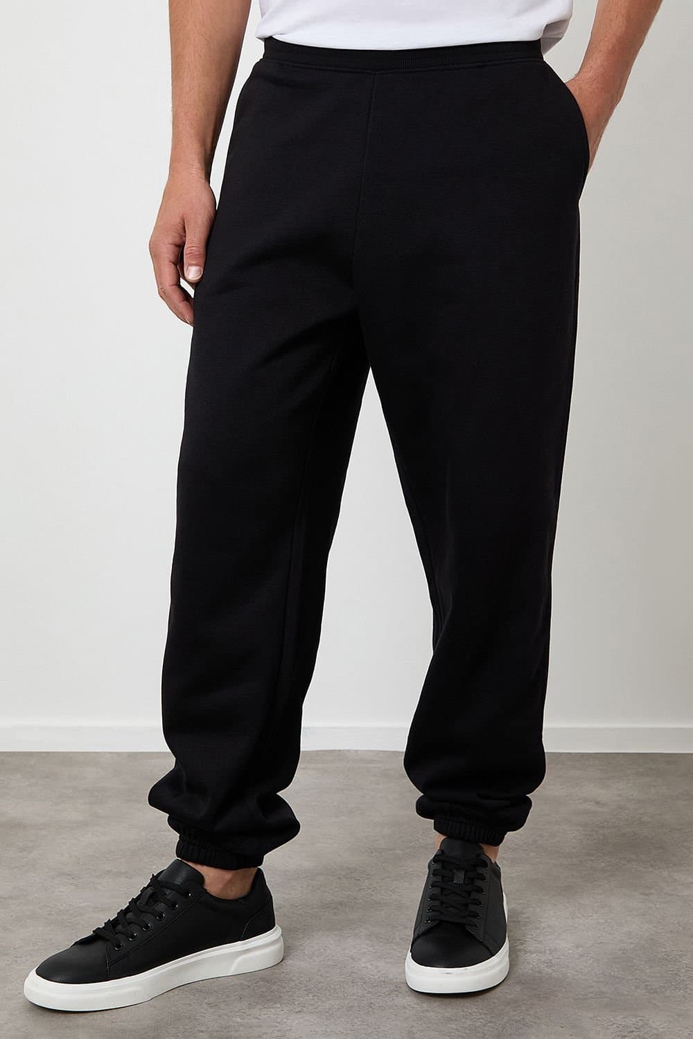 Threadbare Threadbare Men's Relaxed Fit Cuffed Joggers in Black