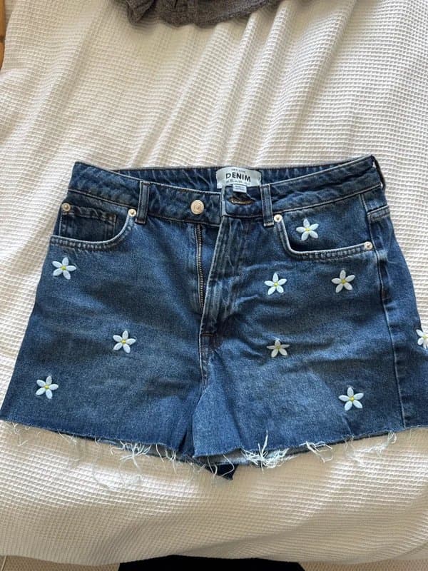 New Look Daisy embroidered denim shorts size 10