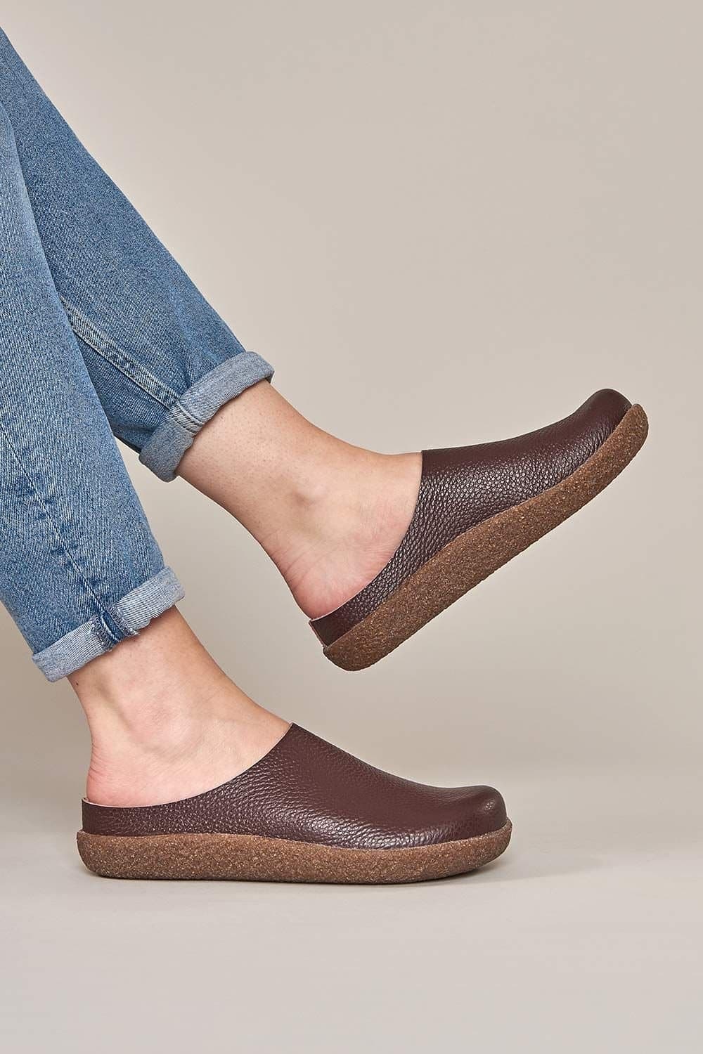 Moshulu Moshulu Women's 'Pevensey' Unlined Leather Clogs in Dark Red