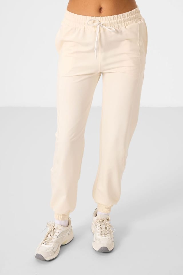 Tommy Life Tommy Life Women's Oversized Fleece Sweatshirt & Pants Set in Cream - 2