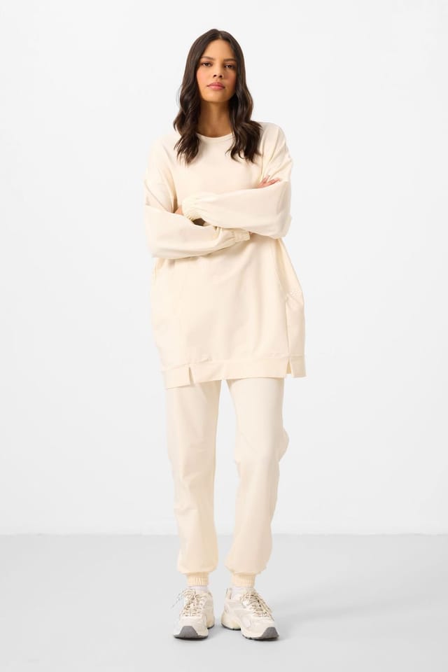 Tommy Life Tommy Life Women's Oversized Fleece Sweatshirt & Pants Set in Cream - 3