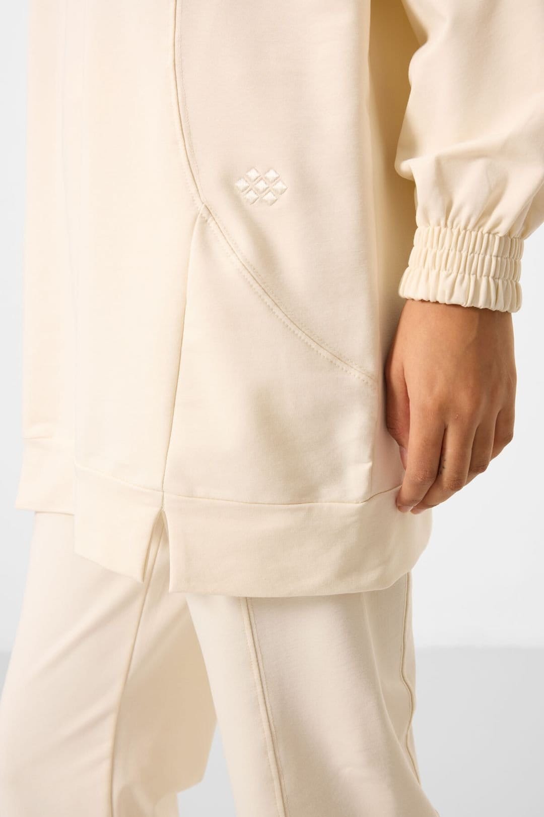 Tommy Life Tommy Life Women's Oversized Fleece Sweatshirt & Pants Set in Cream - 4