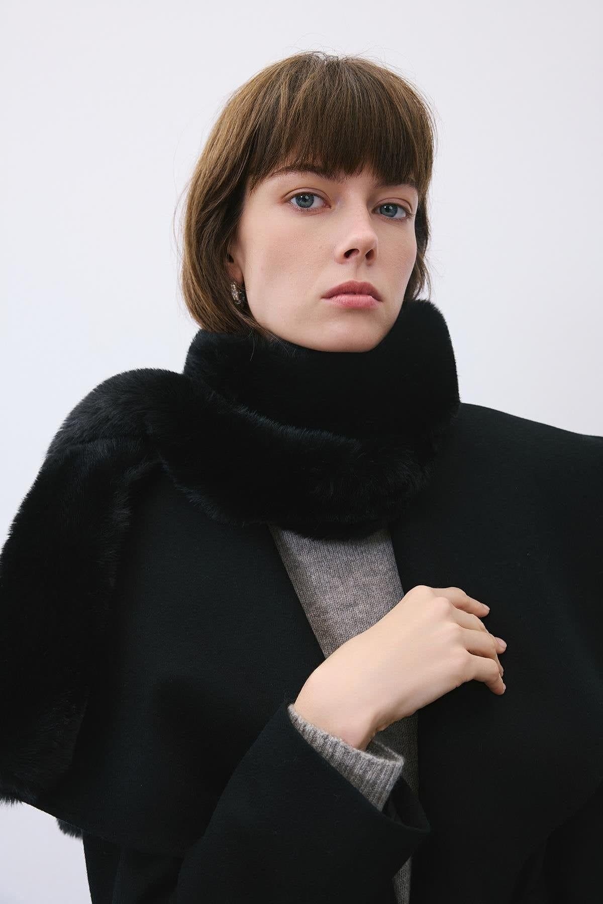 RUE RUE Women's Black Fluffy Faux Fur Scarf