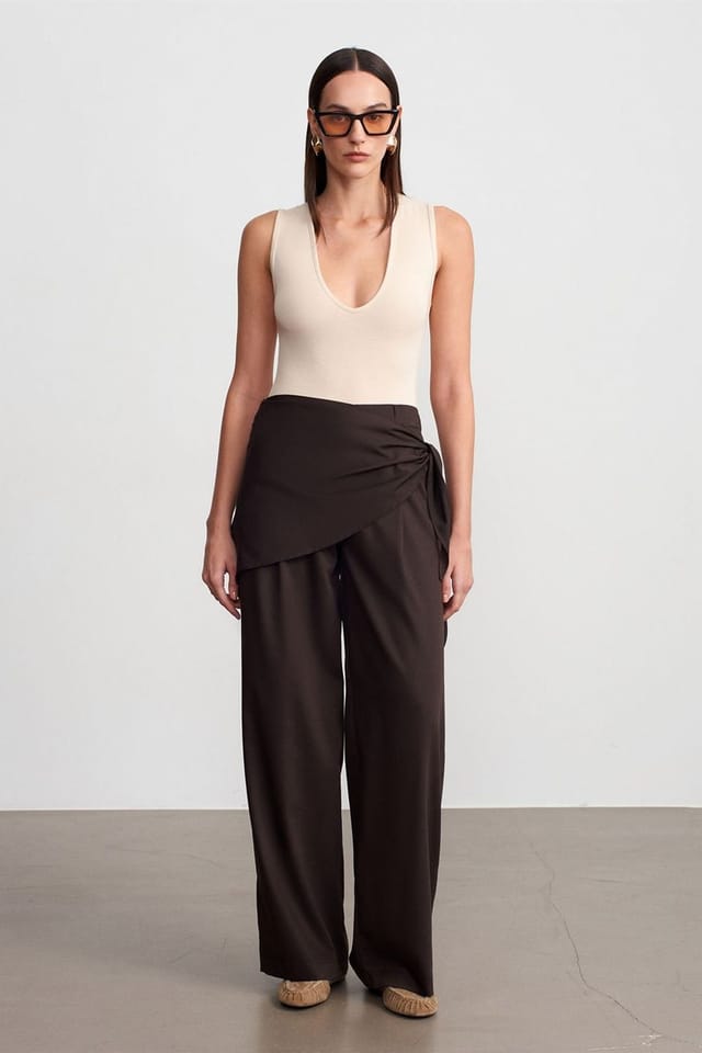 Dilvin Dilvin Women's High-Waist Wide-Leg Crepe Trousers in Dark Brown - 3