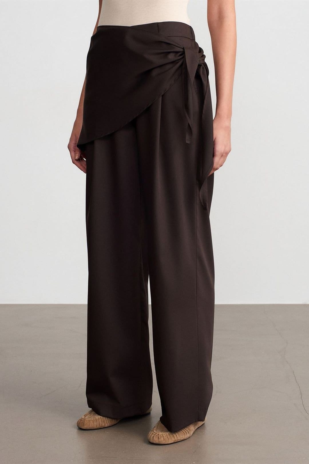 Dilvin Dilvin Women's High-Waist Wide-Leg Crepe Trousers in Dark Brown - 4