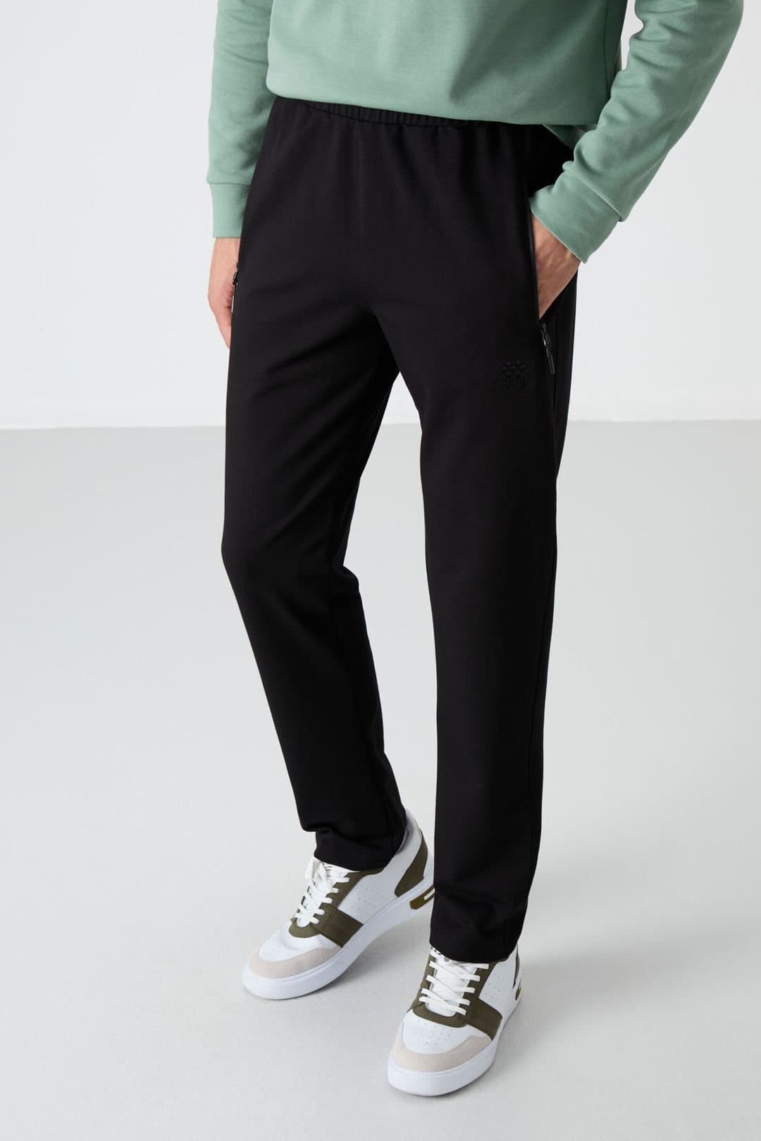 Tommy Life Tommy Life Men's Regular Fit Straight-Leg Sweatpants in Black