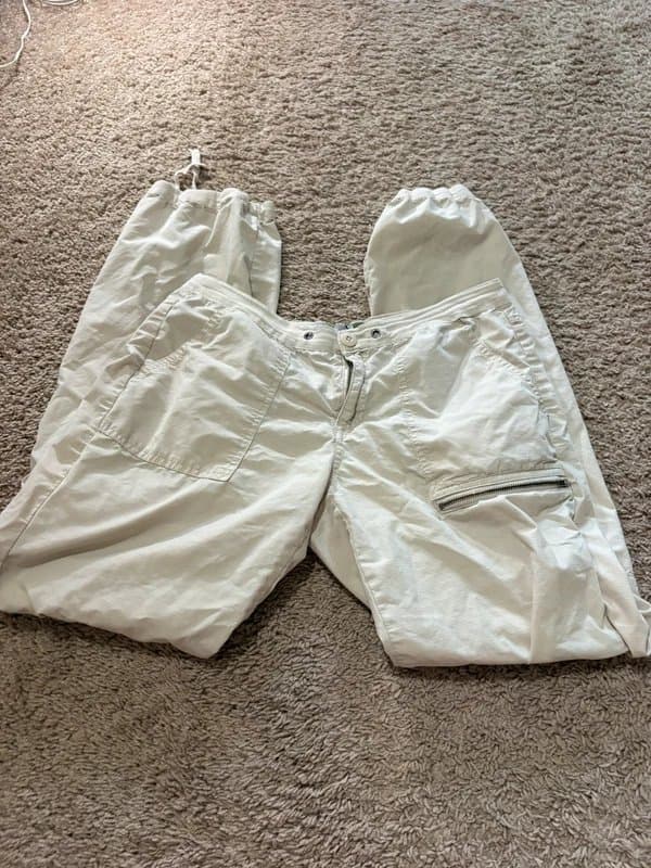 Old Navy super cute vintage y2k low rise Old Navy cream cargo pants.