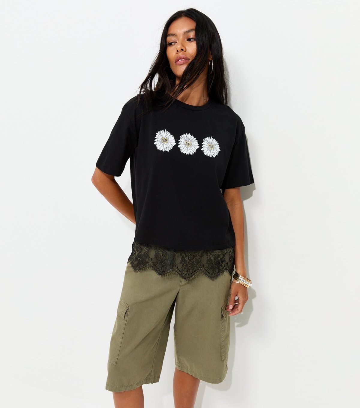 New Look Women's Black Cotton Boxy Daisy Print Lace Hem T-Shirt New Look