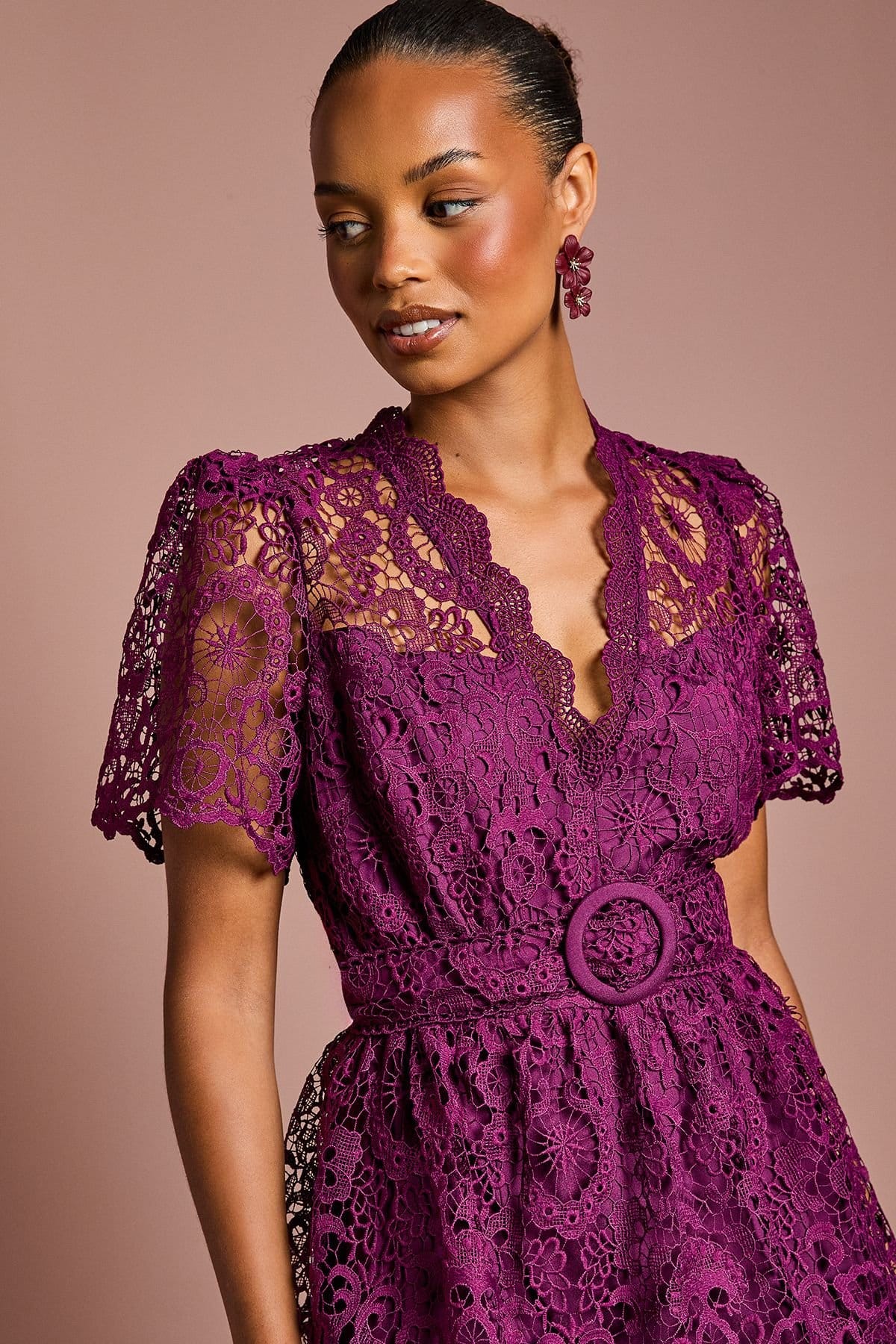 Coast Coast Women's Petite Short Sleeve V Neck Tiered Lace Midi Dress in Plum - 4