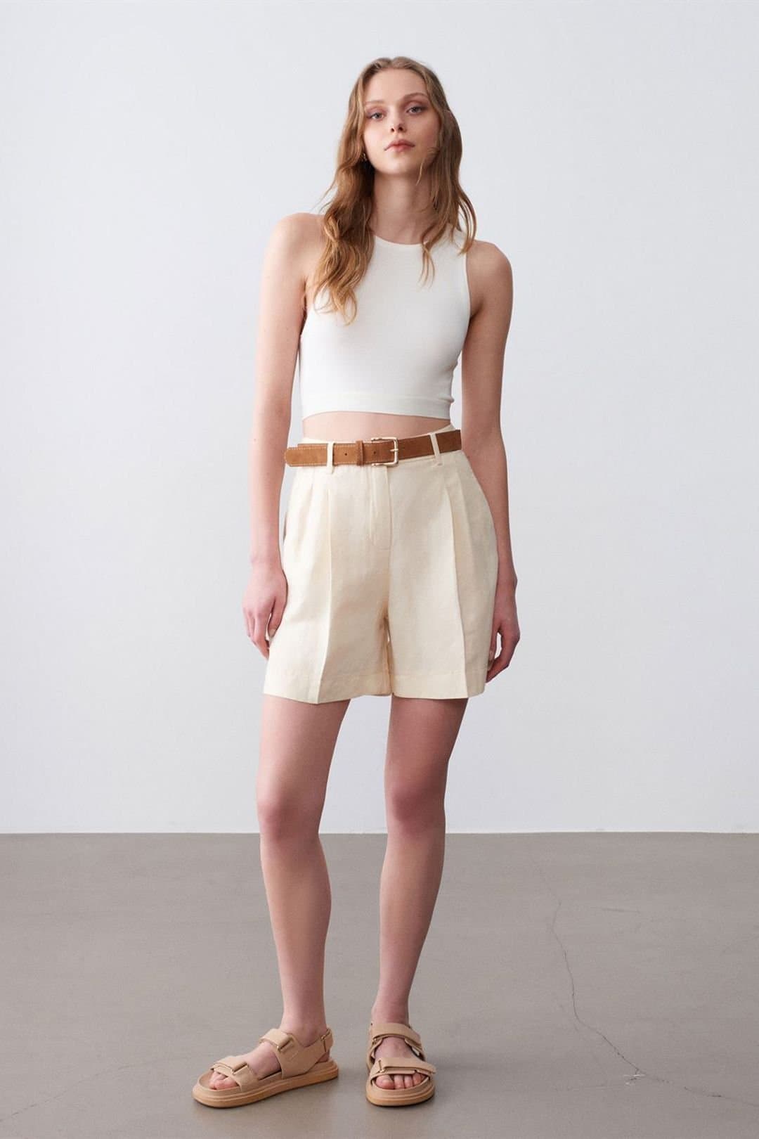 Dilvin Dilvin Women's High-Waist Wide-Leg Tailored Shorts in Cream