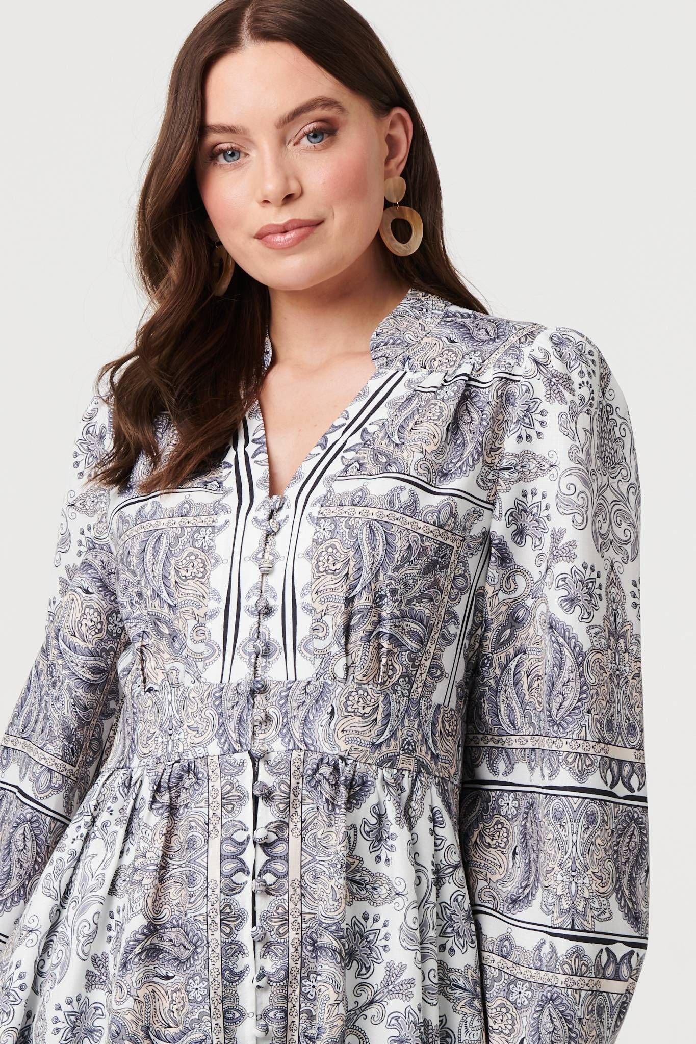 Izabel London Izabel London Women's Printed Long Sleeve Shirred Midi Dress in Grey - 2