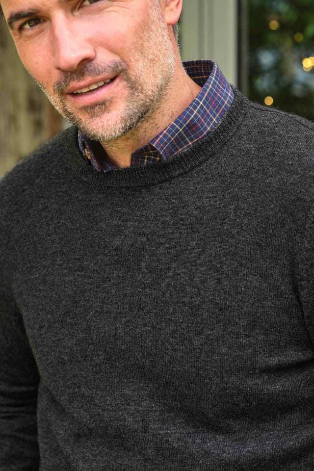 WoolOvers WoolOvers Men's Cashmere & Merino Crew Neck Jumper Mens in Charcoal - 3