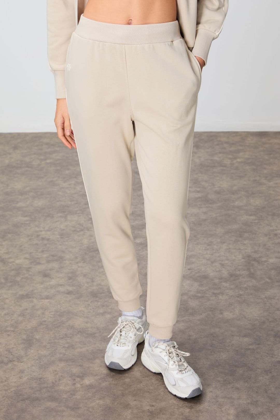 Tommy Life Tommy Life Women's Oversized Zip-collar Sweatshirt & Pants Set in Beige - 4