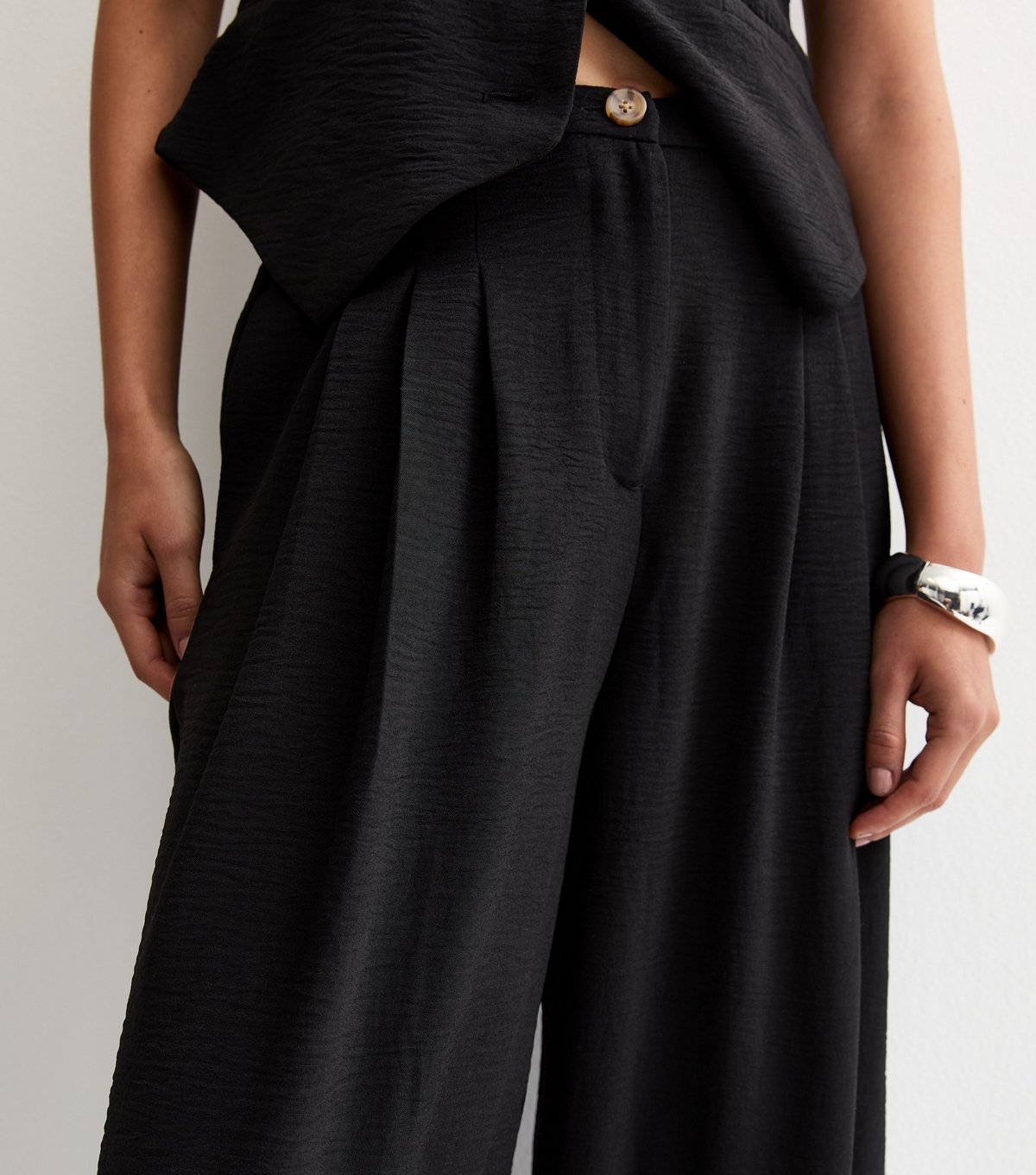 New Look Women's Black Wide Leg Pleated Trousers New Look - 2