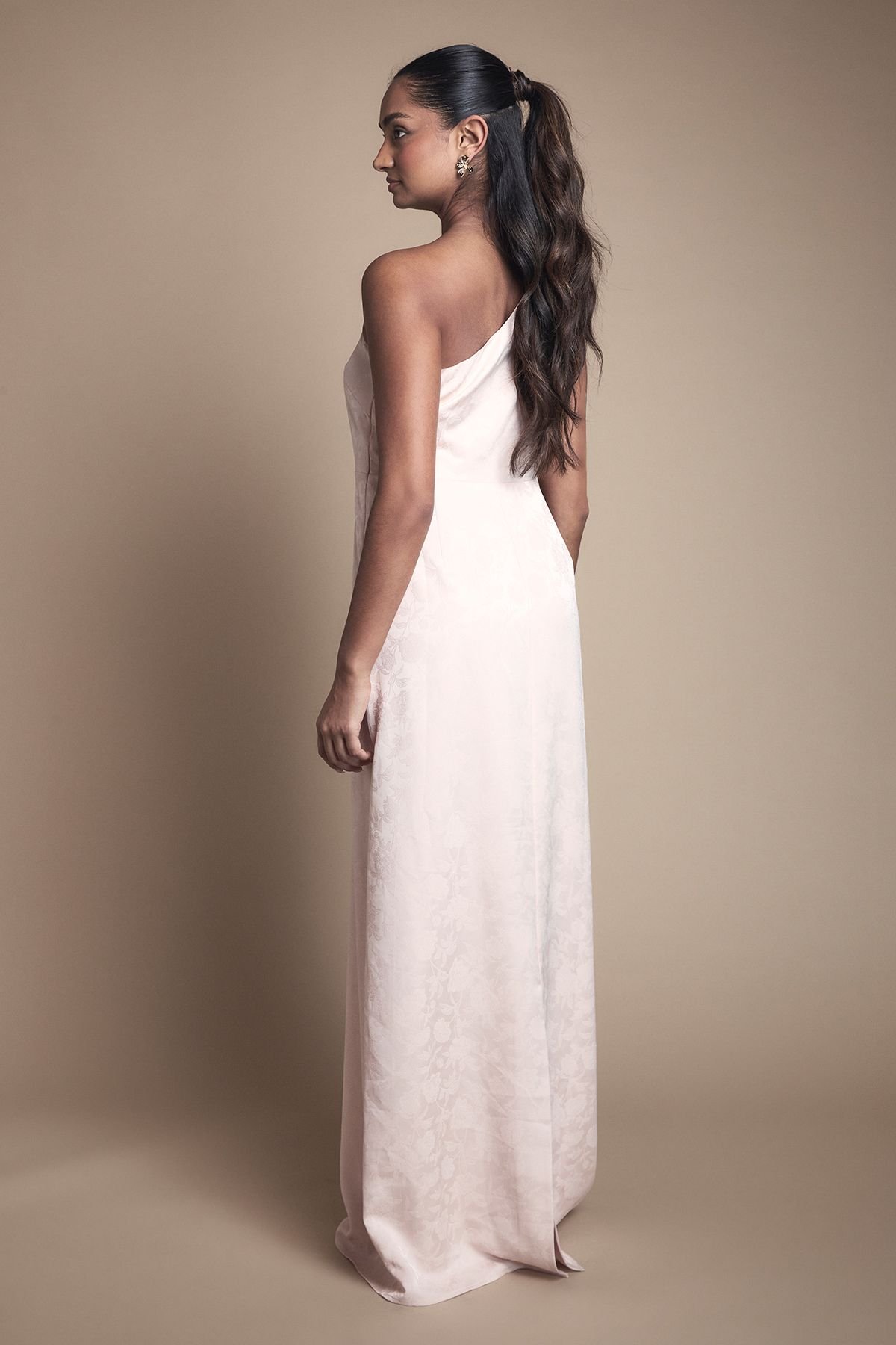 Oasis Oasis Women's One Shoulder Satin Jacquard Bridesmaid Maxi Dress in Blush - 3