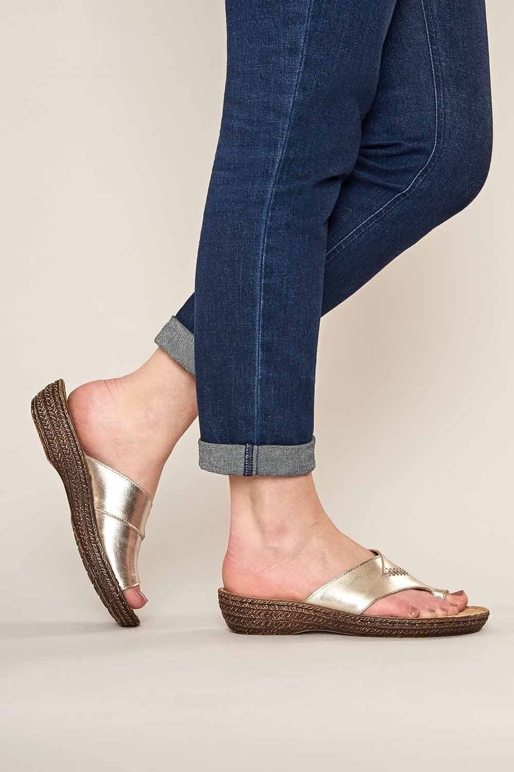 Moshulu Moshulu Gold Metallic Toe-Loop Comfort Sandals
