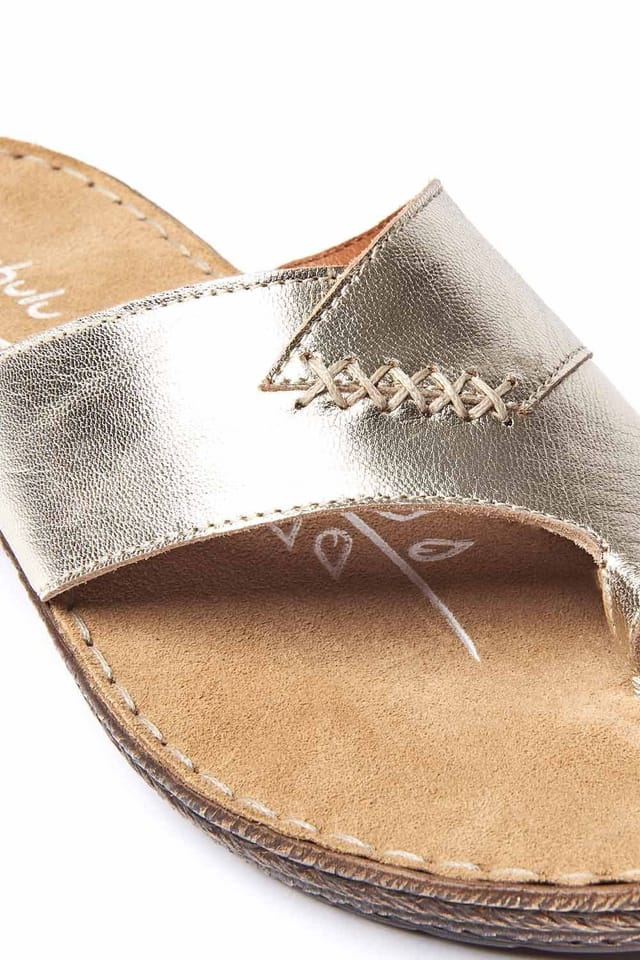 Moshulu Moshulu Women's 'Seville Metallic' Toe-Loop Comfort Sandals in Metallic Gold - 3