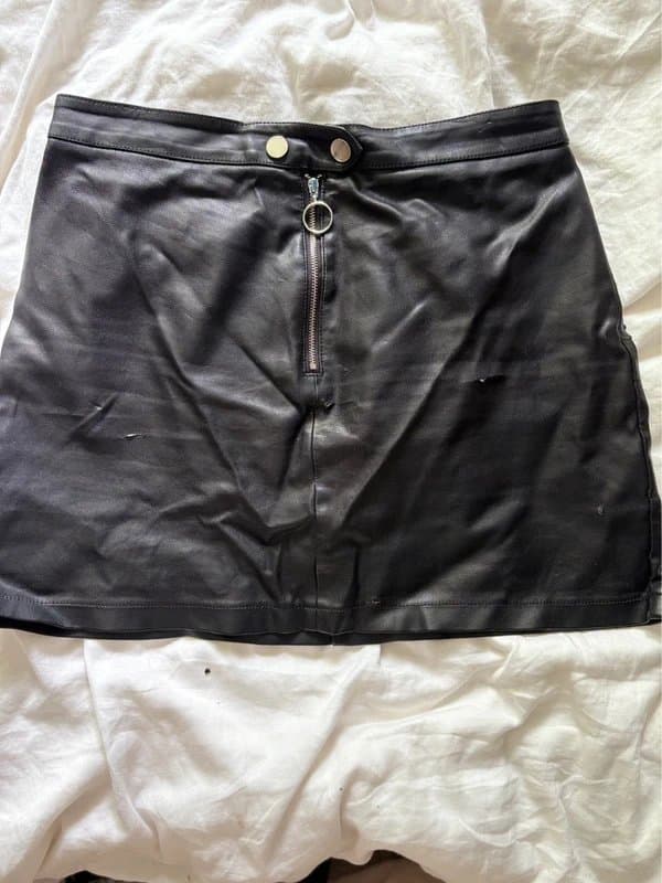 New Look black faux leather mini skirt 🎸
