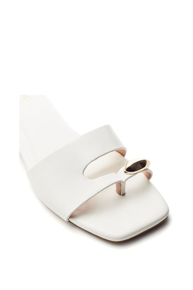 Moda In Pelle Moda In Pelle Women's 'Leera' Porvair Sandals in White - 2