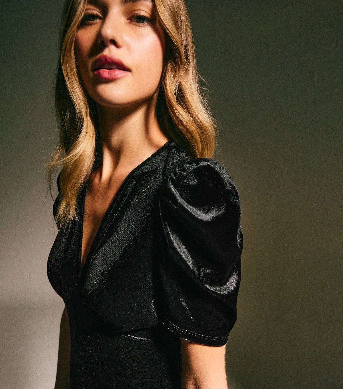 New Look Women's Black Velvet Gathered Sleeve Midi Dress New Look - 2