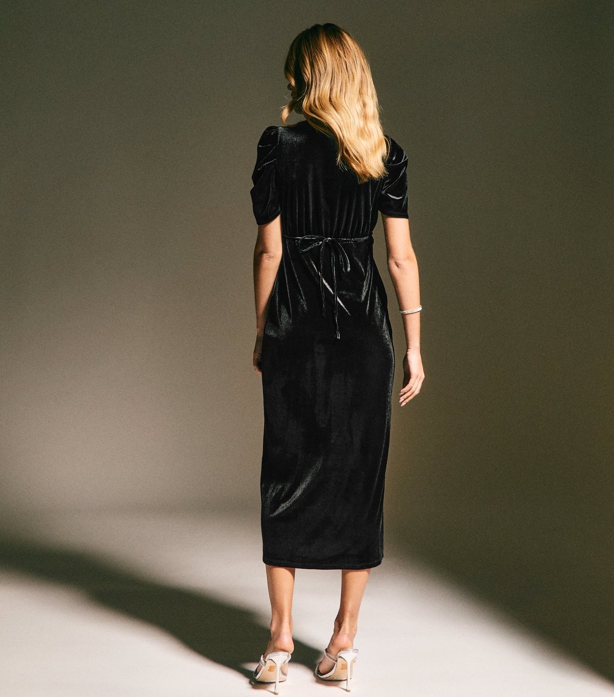 New Look Women's Black Velvet Gathered Sleeve Midi Dress New Look - 4