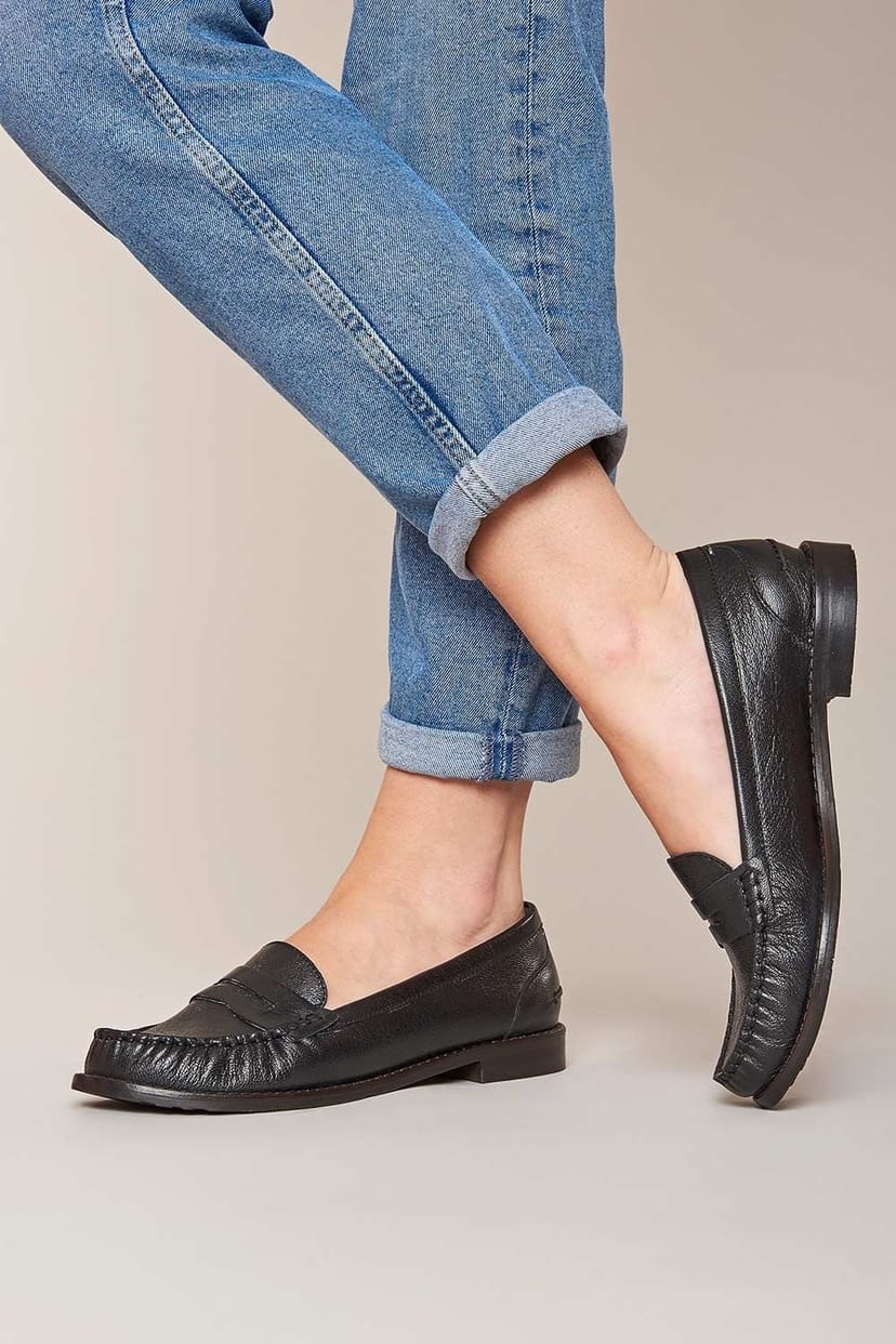 Moshulu Moshulu Women's 'Petrel Leather' Leather Penny Loafers in Black - 1