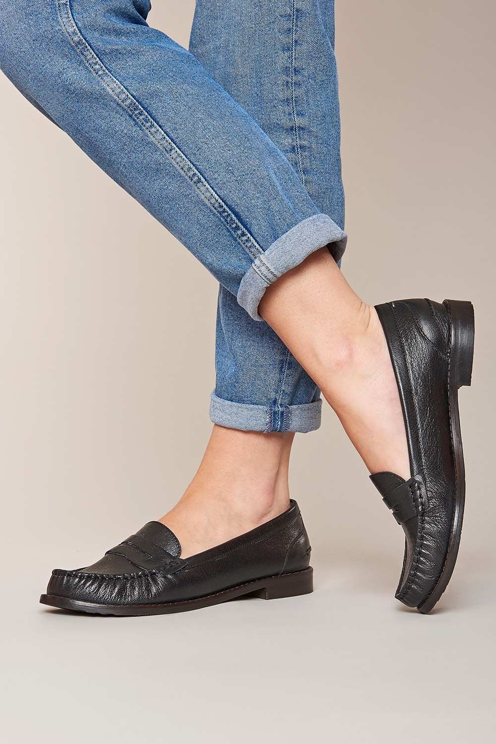 Moshulu Moshulu Women's 'Petrel Leather' Leather Penny Loafers in Black - 4