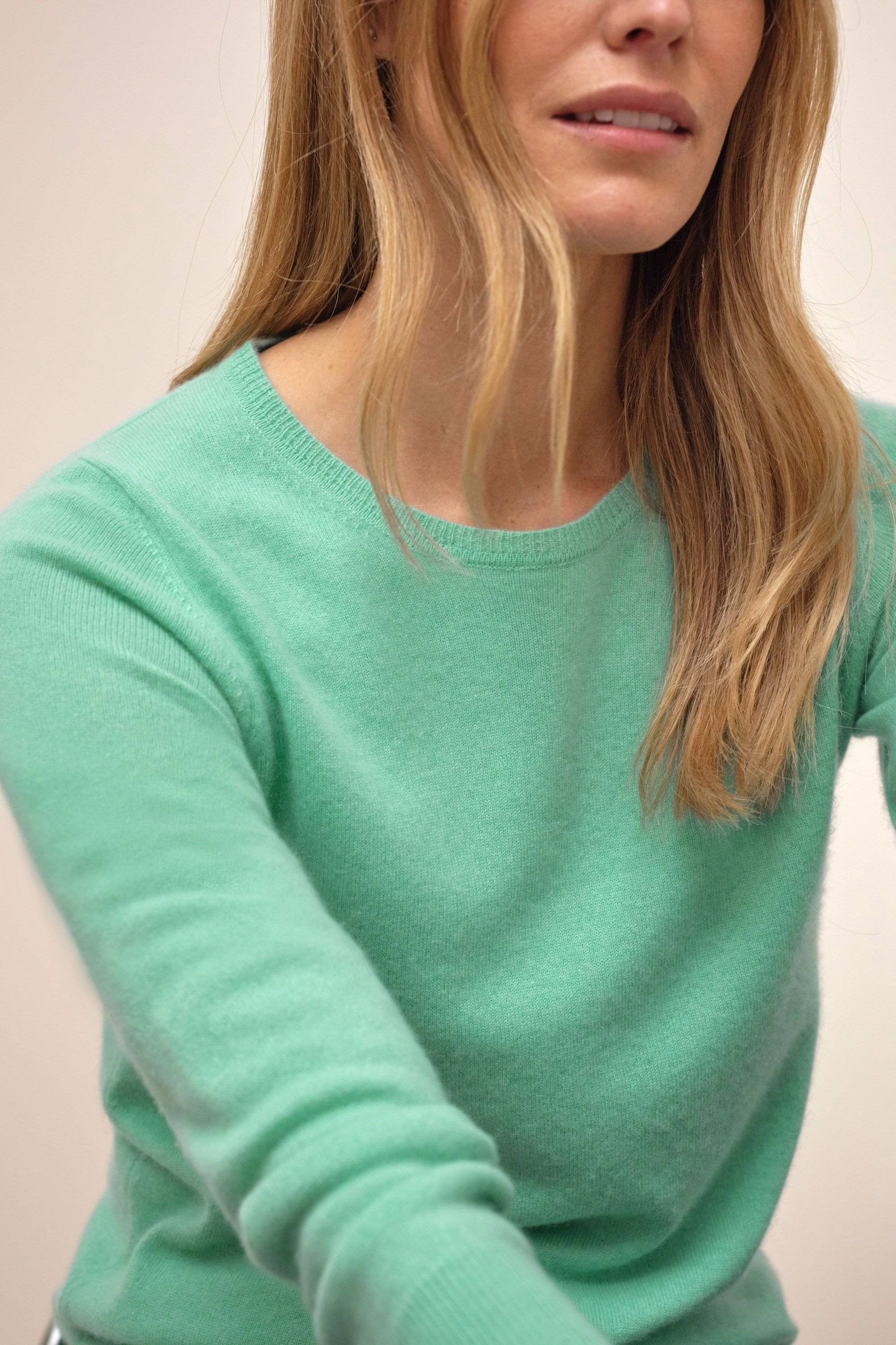 Pure Collection Pure Collection Women's Cashmere Crew Neck Sweater in Green - 2