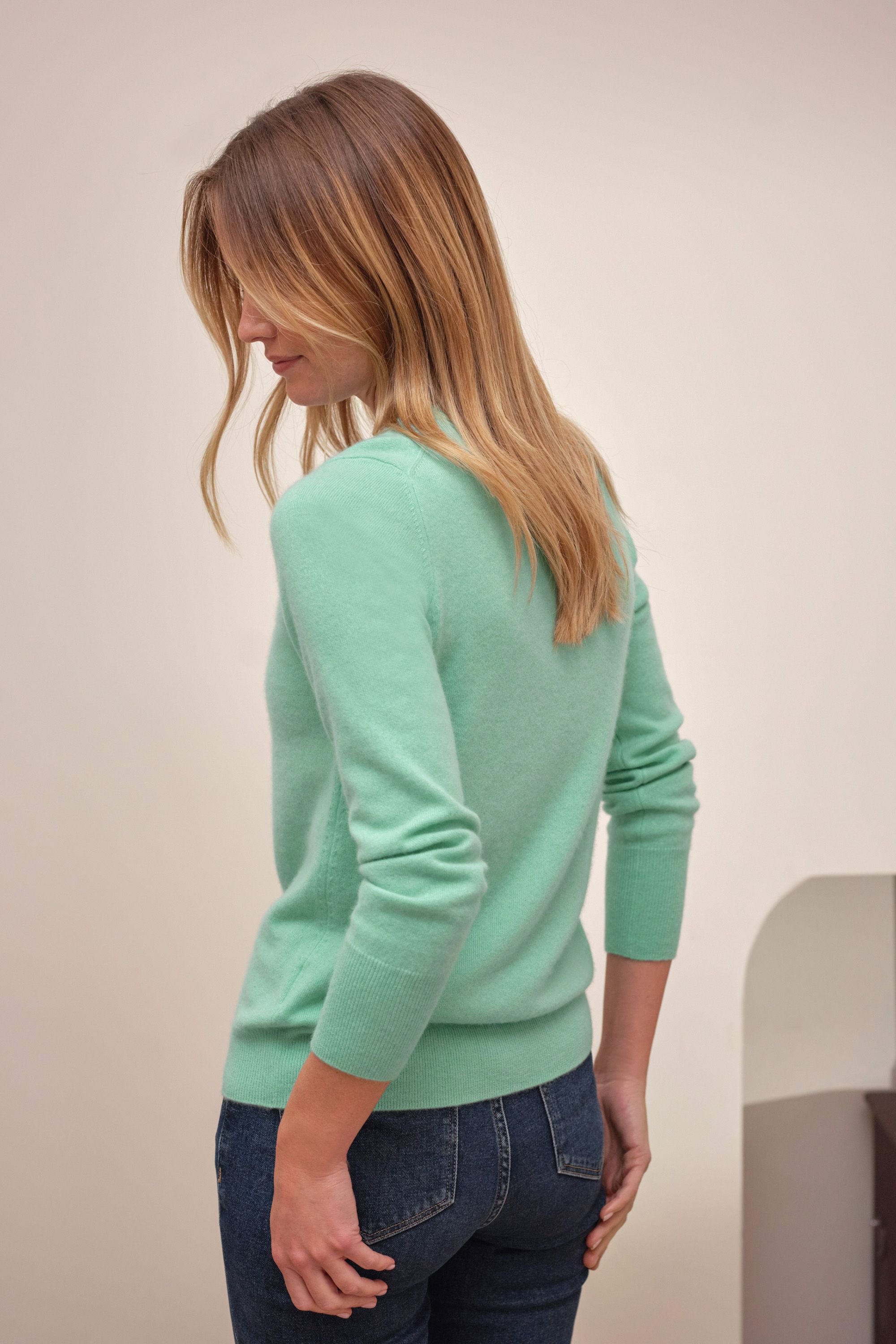 Pure Collection Pure Collection Women's Cashmere Crew Neck Sweater in Green - 3