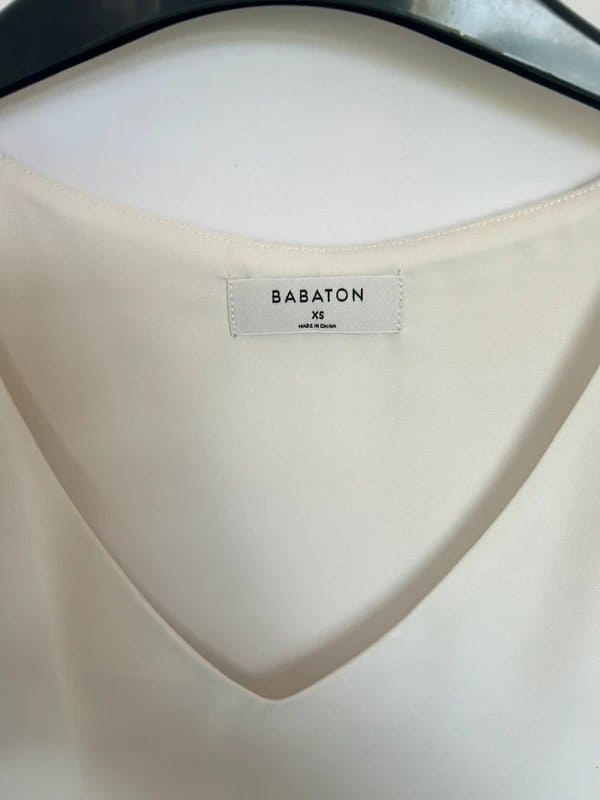 Babaton Cream V-Neck Short Sleeve Blouse Size XS