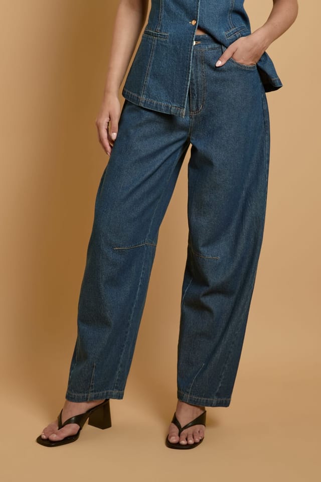 Oasis Oasis Women's Scallop Pocket Barrel Leg Jean in Indigo - 2