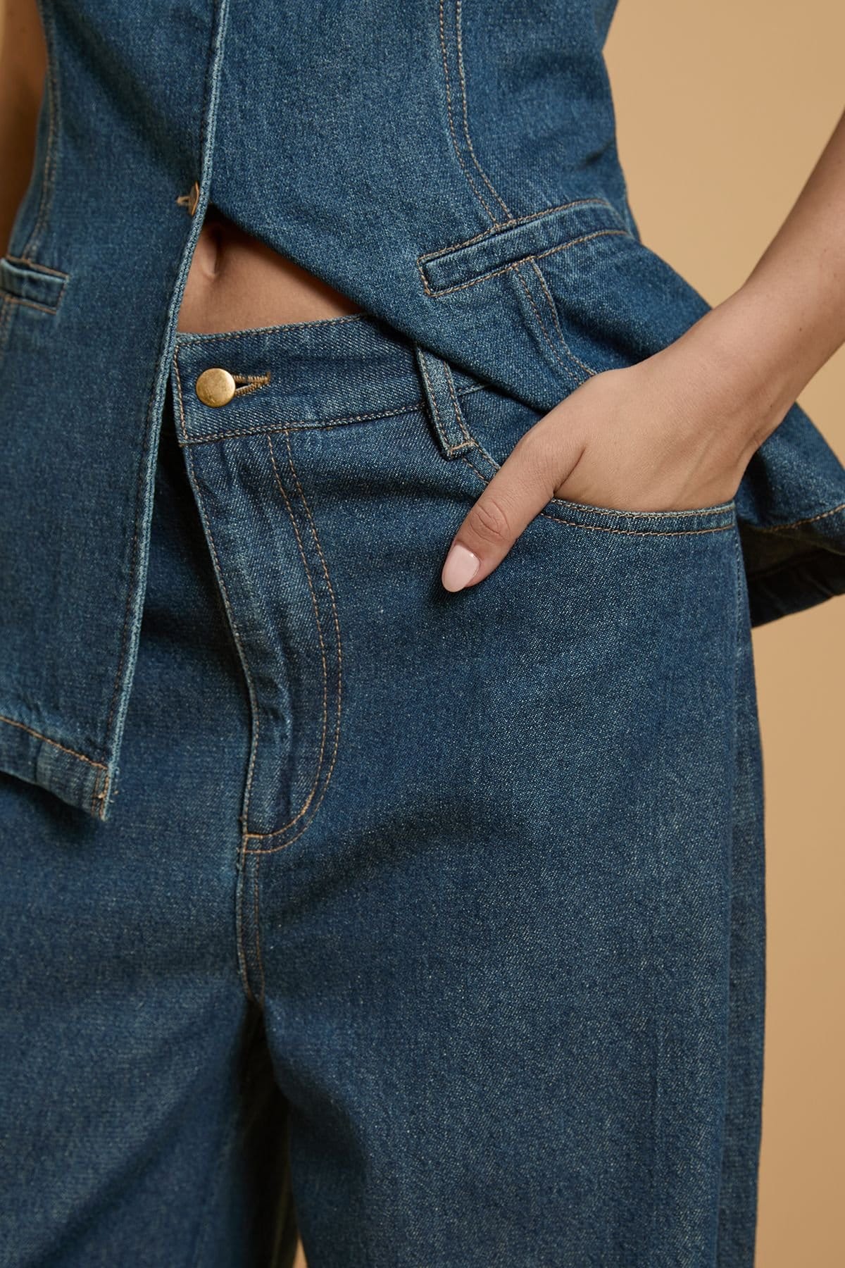 Oasis Oasis Women's Scallop Pocket Barrel Leg Jean in Indigo - 4