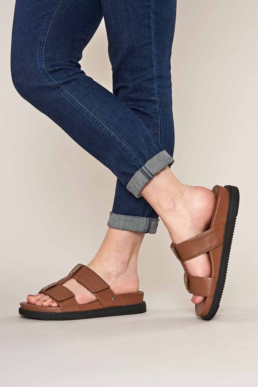 Moshulu Moshulu Women's 'Atlanta' Lightweight Chunky Gladiator Sandals in Tan