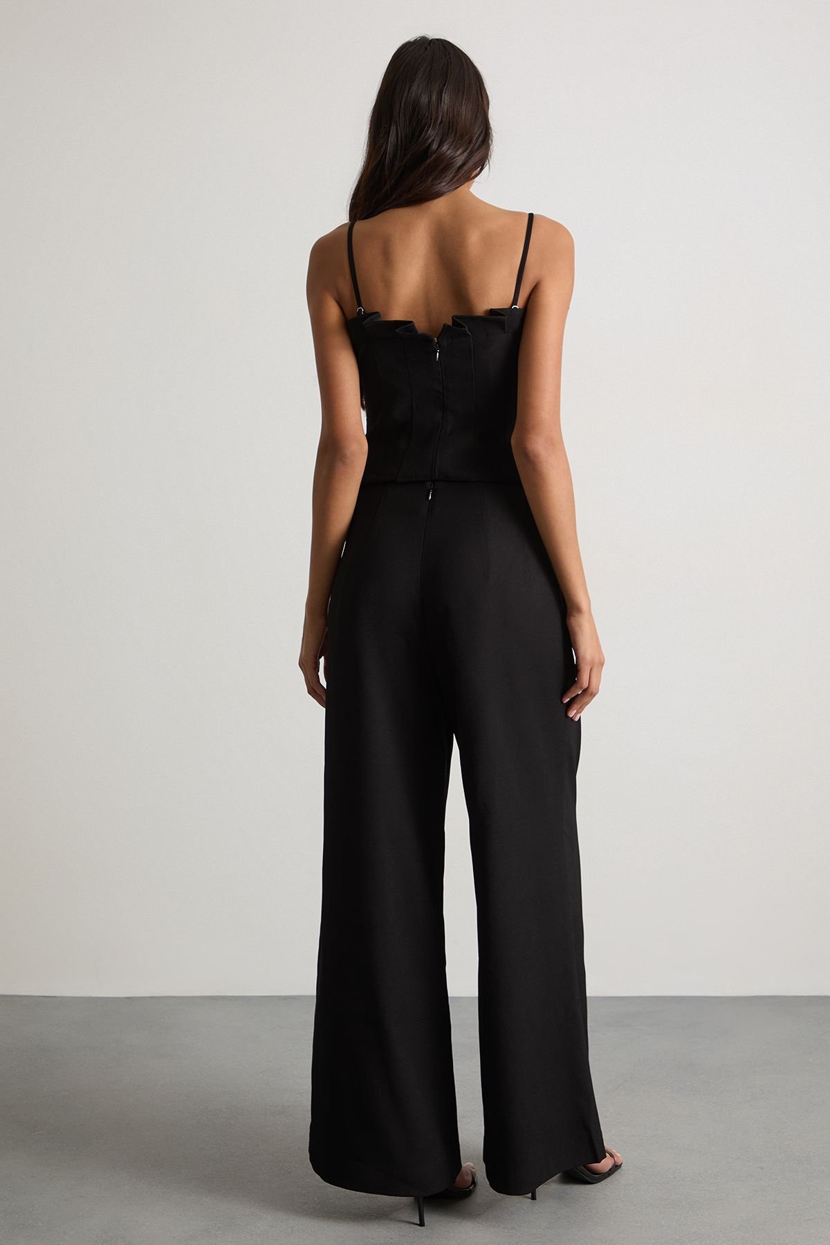 Warehouse Warehouse Women's Extreme High Waisted Wide Leg Pleated Tailored Trousers in Black - 3