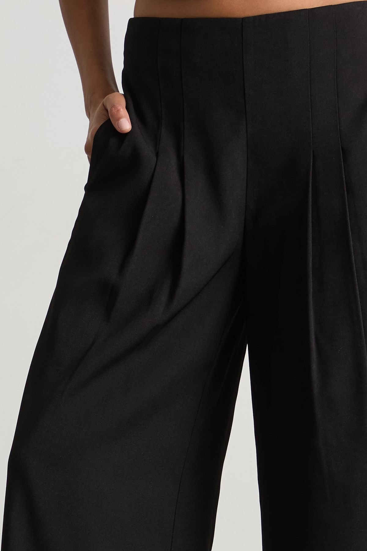 Warehouse Warehouse Women's Extreme High Waisted Wide Leg Pleated Tailored Trousers in Black - 4
