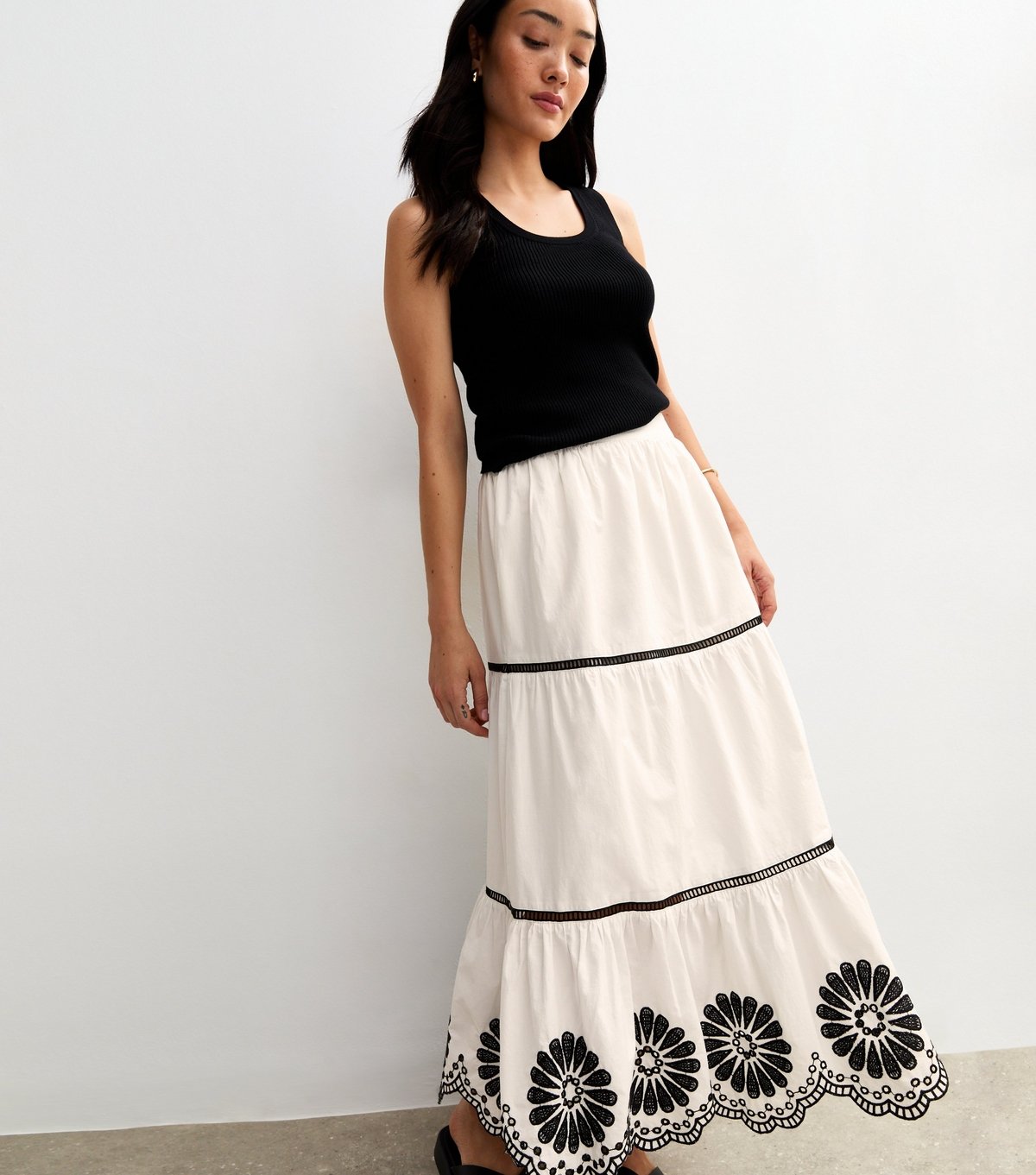New Look Women's White Floral Embroidered Tiered Midi Skirt New Look - 2