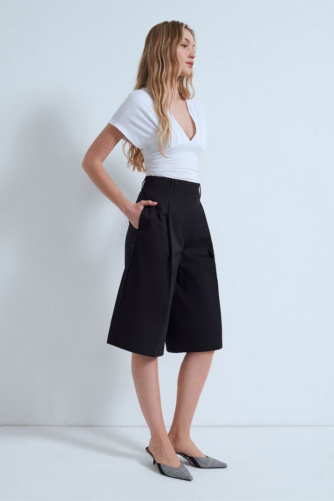 Dilvin Dilvin Women's High-Waist Cotton Poplin Capri Shorts in Black - 4