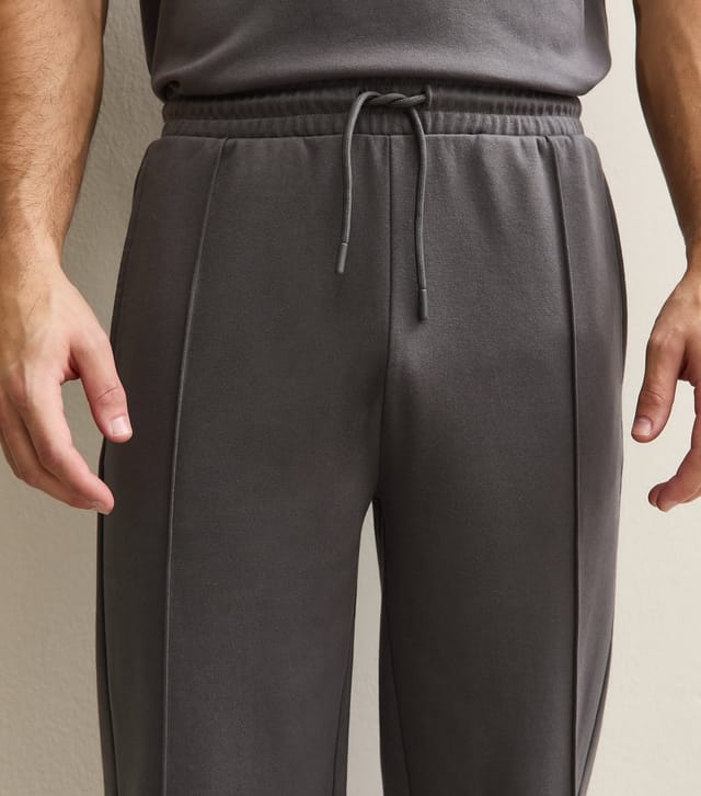 New Look Men's Dark Grey Relaxed Straight Leg Pintuck Joggers New Look - 2