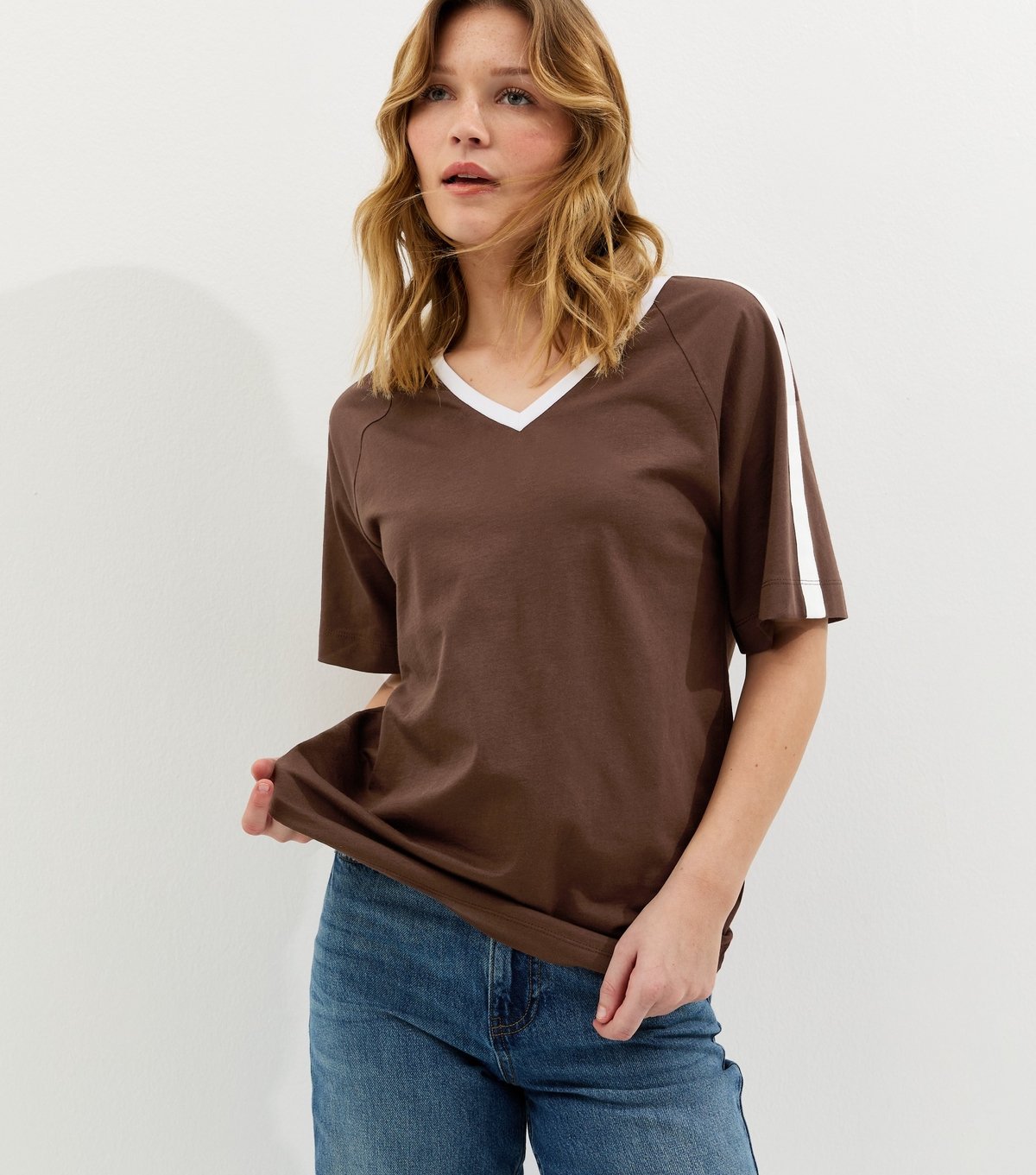 New Look Women's Dark Brown V-Neck Football T-Shirt New Look - 2