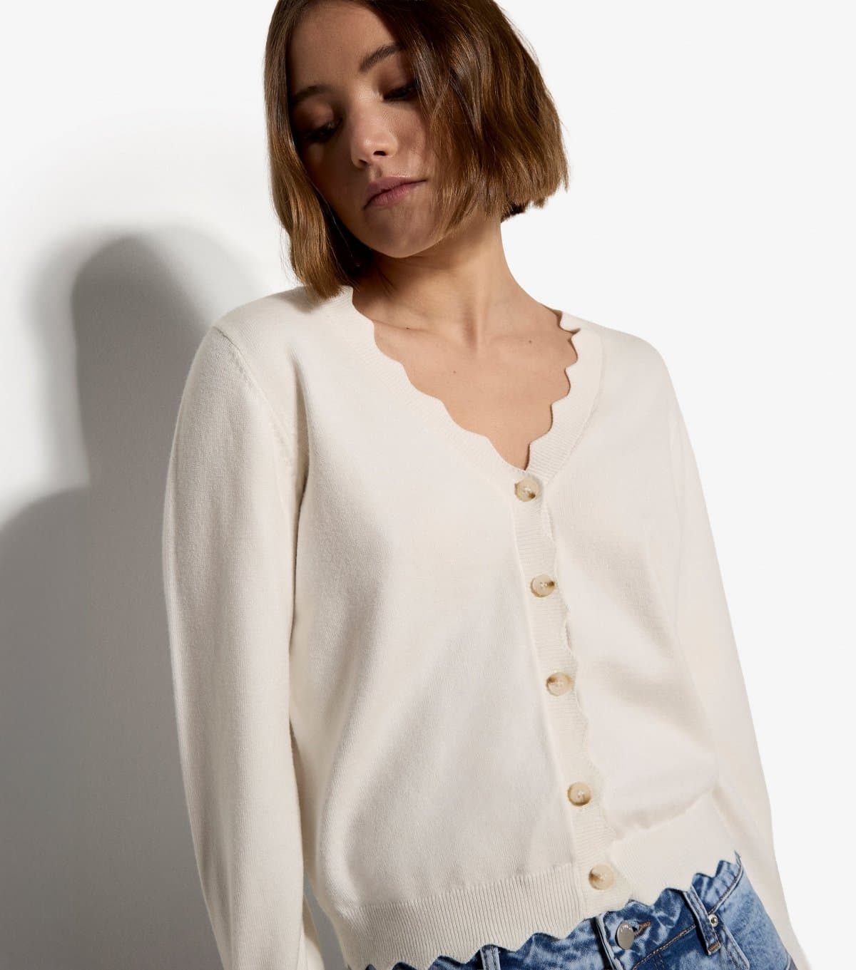 Apricot Apricot Cream Scalloped Edge V-Neck Knit Cardigan