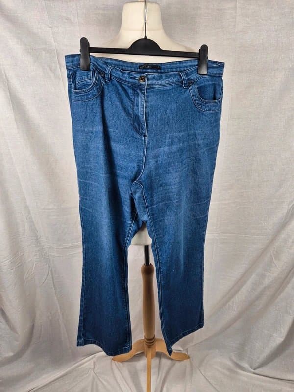 Source Unknown (770) bootleg jeans size 16