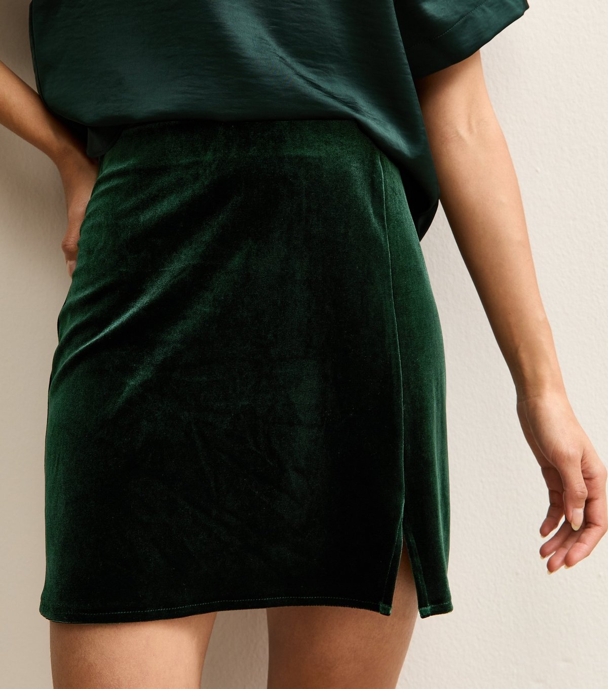 New Look Women's Dark Green Velvet Split Hem Mini Skirt New Look - 2