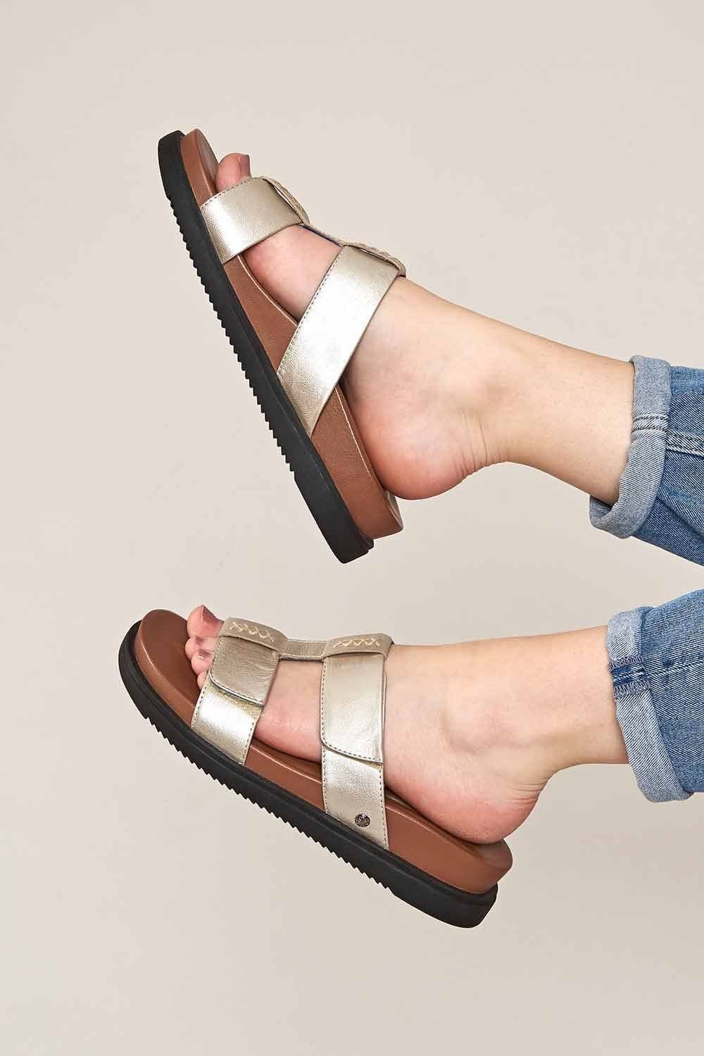 Moshulu Moshulu Women's 'Atlanta' Metallic Gold Gladiator Sandals