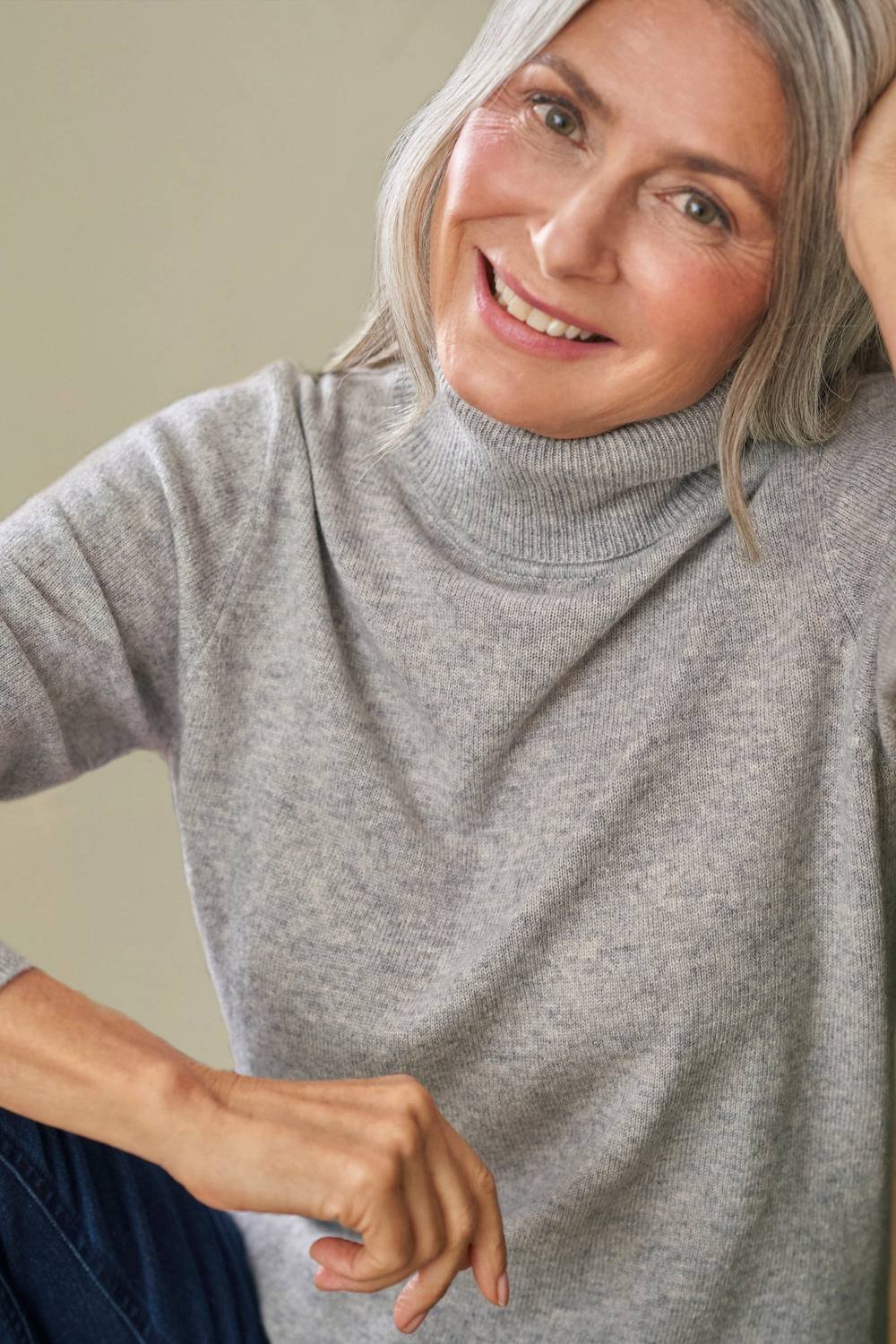 WoolOvers WoolOvers Women's Cashmere & Merino Fitted Polo Neck Knitted Jumper in Light Grey - 4