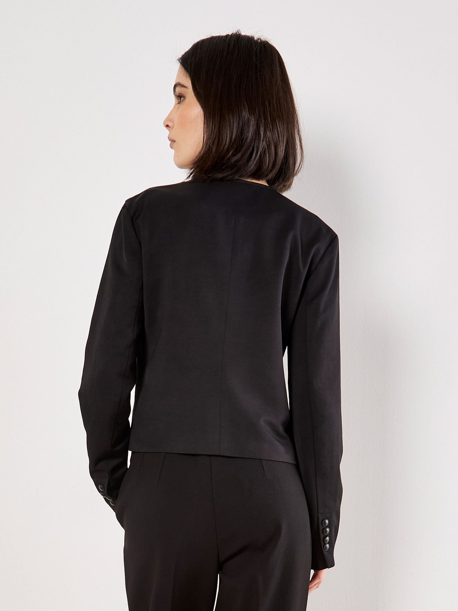 Apricot Apricot Women's Tailored Lightweight Jacket in Black - 3